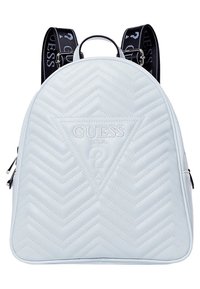 Bílý prošívaný batoh s vzorem herringbone, s trojúhelníkovým logem, bočními zipy a černými popruhy s brandováním.