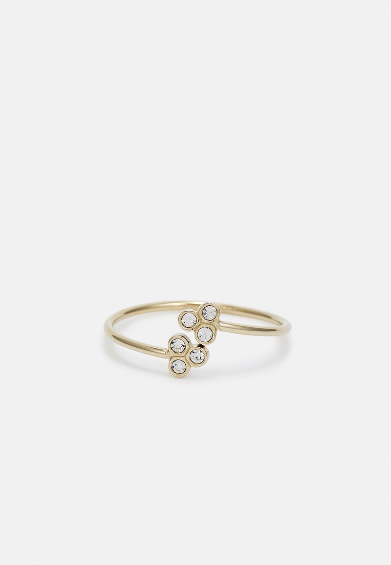 Gouden ring met een dubbele band met vijf heldere edelstenen die in een cluster zijn gerangschikt, aan één kant van de band gezet.