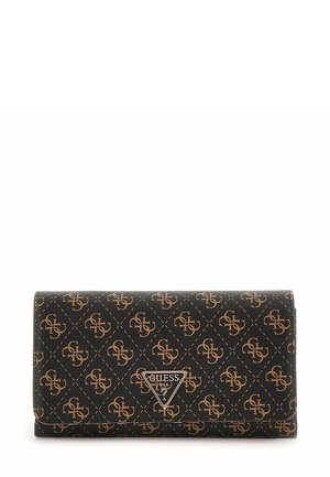 Portefeuille en simili cuir noir avec un motif répétitif de logos beige, comportant un détail en métal argenté triangulaire et un design pliable.