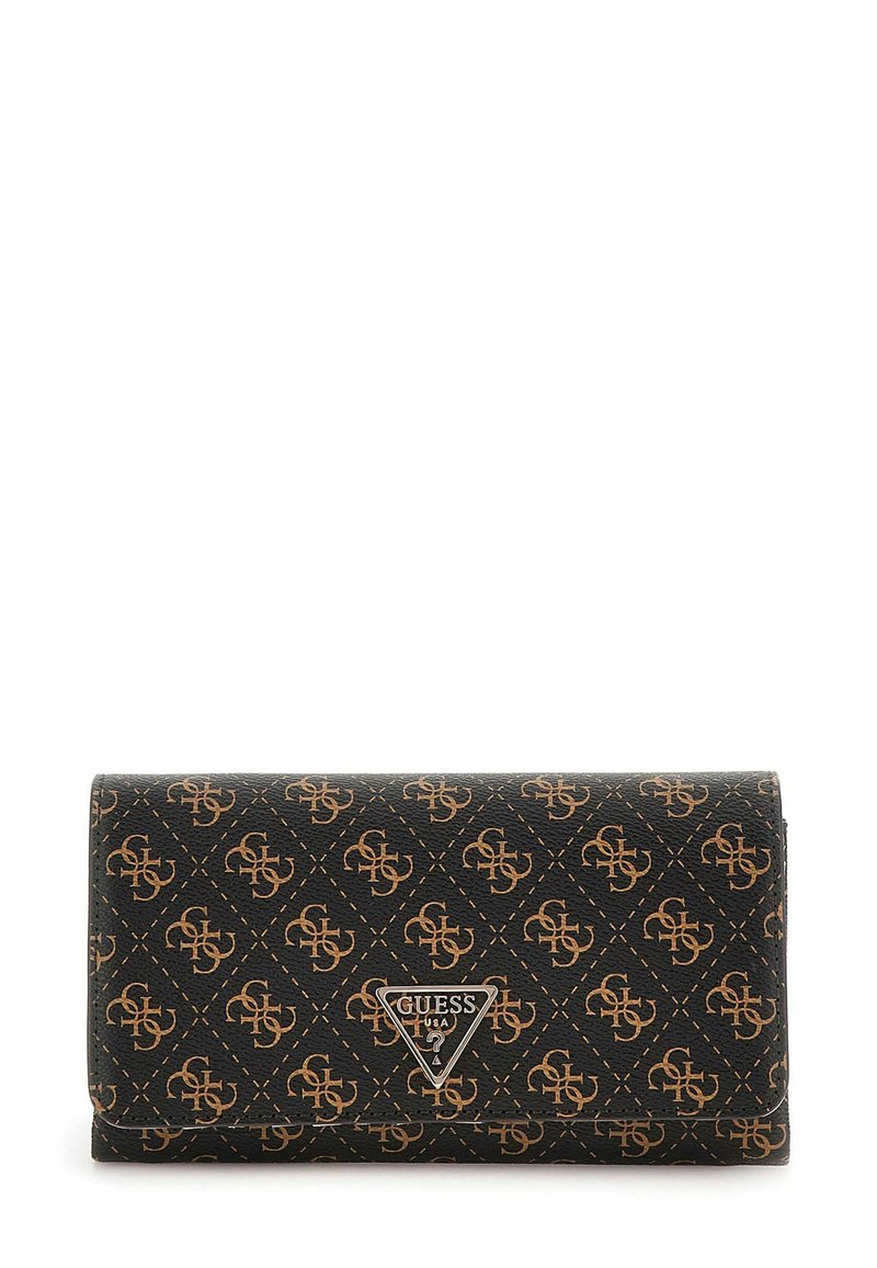 Portefeuille en simili cuir noir avec un motif répétitif de logos beige, comportant un détail en métal argenté triangulaire et un design pliable.