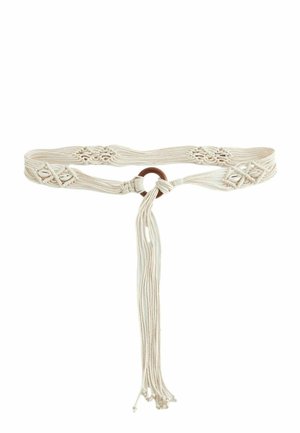 Makramee-Gürtel mit gewebten Mustern, Kaurimuscheln, Holzring-Schnalle und hängenden Quasten in natürlicher Off-White-Farbe.