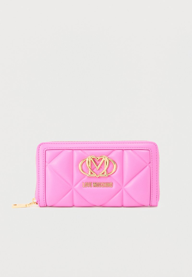 Portafoglio rosa trapuntato realizzato in materiale sintetico liscio. Dotato di logo dorato e chiusura con zip. Forma rettangolare con dettagli trapuntati.