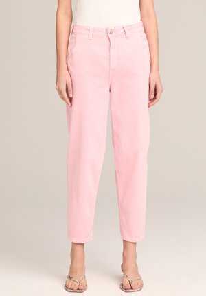 Hellrosa High-Waist-Hose mit geradem Bein, getragen mit beigem Tanktop und beigen offenen Sandalen vor neutralem Hintergrund.