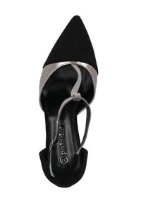 Scarpa nera in suede con tacco alto, dalla punta appuntita e una fascia in acciaio argentato. Presenta una cinghia alla caviglia e un design con retro aperto.