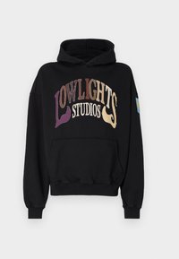 Schwarzer Hoodie mit großer, mehrfarbiger Stickerei "LOWLIGHTS STUDIOS". Verfügt über eine Kängurutasche vorne sowie gerippte Bündchen und Saum.