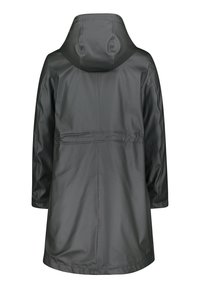 Černý voděodolný kabát s kapucí, střední délky, s dlouhými rukávy a staženým pasem. Hladká textura bez viditelných zapínání.