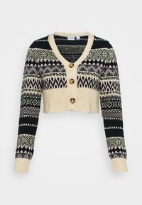 Kurz geschnittener Cardigan mit V-Ausschnitt, cremefarbenem Besatz und Knopfverschluss. Das Design umfasst geometrische Muster in Grün, Schwarz und Creme.