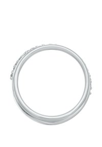 Sølvring med en glat, rundet bane, der har små, forhøjede dekorative perler langs den ene kant. Poleret overflade med en blank finish.