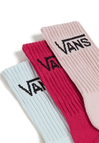 Tre par stickade strumpor i ljusblått, rosa och rött, med ribbad textur och en svart "VANS"-logotyp sydd på varje strumpa.