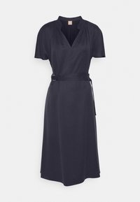 Vestido oscuro de marinero hasta la rodilla con mangas cortas, escote en V, escote fruncido y un cinturón de tela a juego con hebilla de doble anillo en la cintura.