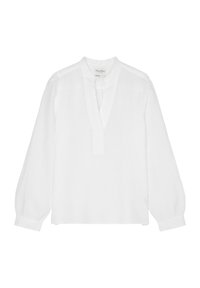 Blouse blanche à manches longues en tissu léger, dotée d'un ourlet droit, d'un col bâton et d'une patte de boutonnage mi-hauteur au niveau du cou.