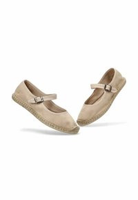 Espadrilles beige con parte superior de suave ante, puntera redonda y una delicada correa en el tobillo. La suela envuelta en yute añade textura y detalle.
