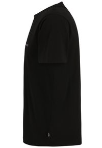 Camiseta negra de manga corta hecha de algodón, con cuello redondo y etiqueta de logo en el lateral. Corte recto sin patrones ni acentos adicionales.