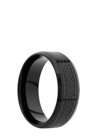 Sort ring med en glat, poleret overflade og et tekstureret område, der viser et diamanteret mønster langs den ene side.