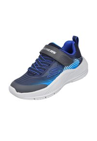 La zapatilla deportiva de Skechers presenta una parte superior en azul marino con acentos en azul, una correa gris, material sintético texturizado y una suela de goma blanca.