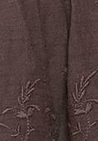 Tissu marron avec des motifs floraux brodés subtils dans un motif répétitif près du bord inférieur.