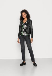 Object MILA V-NECK - Blusa - black