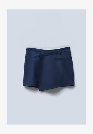 Marineblauwe shorts met een platte voorkant, zijzakken en een achterzak. Glad materiaal met een gepolijste uitstraling en gestikte accenten.