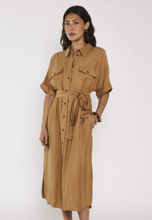 Maison 123, ROBES LAYANA R - Blousejurk - ocre