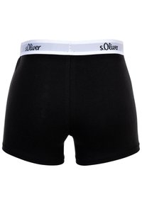 Schwarze Baumwoll-Boxershorts mit einem weißen elastischen Bund, in dem das "s.Oliver"-Logo in Schwarz gestickt ist. Glatte Textur ohne zusätzliche Muster.