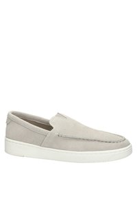 Instap schoenen van lichtgrijs suede met een witte rubberen zool. Kenmerkt zich door stiksels langs de tenen en elastische panelen voor gemakkelijk aan- en uittrekken. Zachte textuur.
