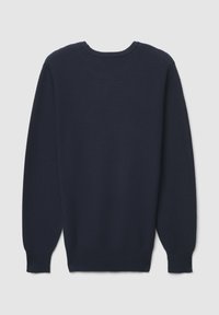 Maglione blu navy con trama a coste, scollo rotondo e maniche lunghe. Presenta un design semplice senza motivi aggiuntivi o elementi metallici.