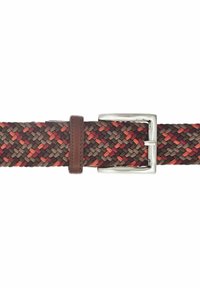 Ceinture en cuir tressé de couleur marron, rouge et beige, avec une boucle rectangulaire en argent et une passants en cuir marron.
