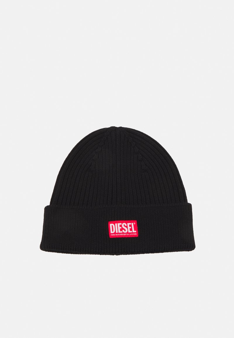 Mustaline kootud beanie ribide tekstuuriga, millel on volditud äär ja punane ristkülikuline logo silt, kus on kirjas "DIESEL."
