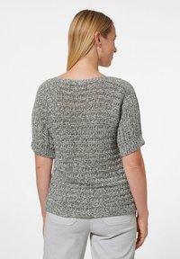 Grijze gebreide trui met korte mouwen en een textuurpatroon, met een losse pasvorm en een ronde halslijn. De achterkant toont ribbel details.