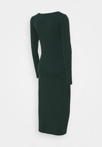 Långärmad, figurnära klänning i mörkgrön, tillverkad av ett slätt tyg, med rundad halsringning och en midiklänningskjol.