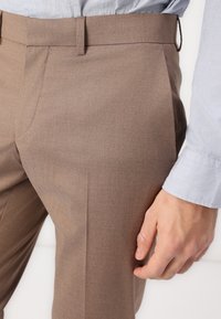 Isaac Dewhirst THE FASHION NOTCH SLIM SUIT - Κοστούμι - dark sand