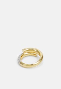 Bague en or avec une finition lisse et polie, présentant une rangée partielle de petites pierres précieuses transparentes le long d'un côté. Design circulaire et moderne.