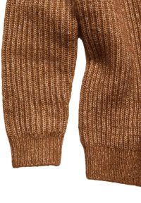 Ribbelgebreide bruine trui met een gestructureerde afwerking en omgeslagen mouwen. Gemaakt van zacht materiaal voor warmte en comfort.