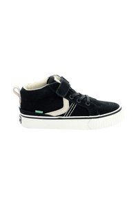 Zapato de ante negro de caña alta con un acento color crema, que cuenta con una suela blanca, punta redonda, cordones y una correa de velcro para mayor soporte.