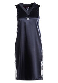 Czarna sukienka bez rękawów Adidas z dekoltem w kształcie litery V i białymi paskami trzech wzdłuż boków oraz logo Adidas na klatce piersiowej.