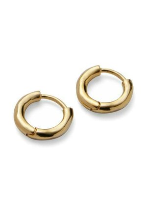 Pár kis, fényes arany karika fülbevaló, vastag, lekerekített élekkel, fehér háttéren.