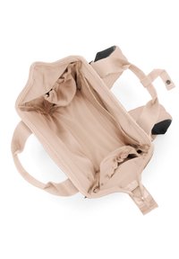 Tote de lona con un diseño estructurado, presenta un exterior color beige claro y un interior suave y forrado con detalle de cordón. Incluye asas.