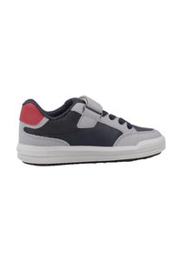 Zapatillas infantiles con paneles en azul marino, gris y rojo, cordones negros y una correa de Velcro gris sobre una suela blanca.