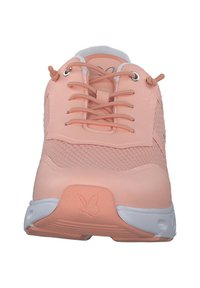 Scarpa sportiva rosa chiaro con tomaia in mesh testurizzato, design con lacci, suola bianca e logo a farfalla sul tallone.