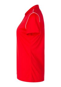 Polo shirt rossa a maniche corte, con colletto classico e piping bianco lungo le spalle. Realizzata in tessuto morbido e leggero.