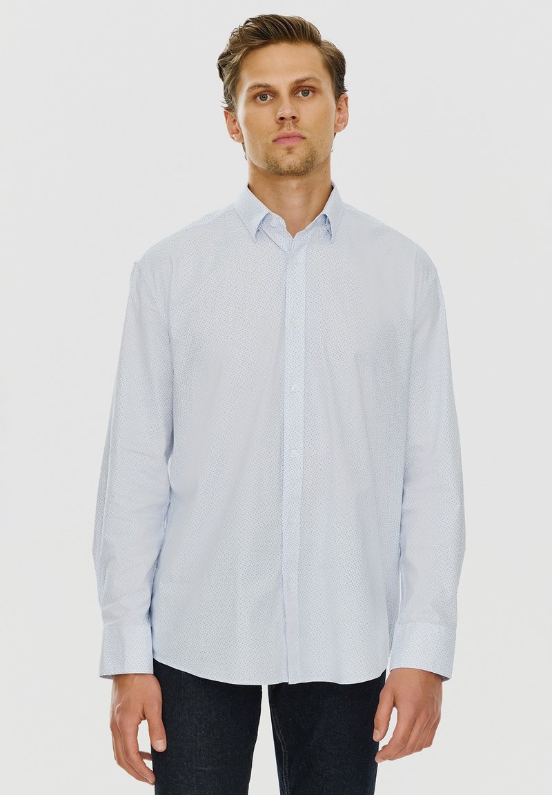Jasnoniebieska koszula z długim rękawem, zapinana na guziki, z subtelnym geometrycznym wzorem i wyłogowym kołnierzykiem. Gładki materiał o wyraźnym wykończeniu.