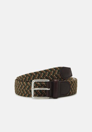 Ceinture en tissu tressé vert, marron et beige avec des extrémités en cuir marron foncé et une boucle métallique argentée, roulée sur un fond uni.