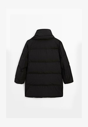 Sort puffet jakke med høj krave, med en quiltet design, lange ærmer og en afslappet pasform. Materialet ser glat og isoleret ud.