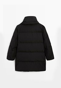 Giacca a vento nera con colletto alto, caratterizzata da un design trapuntato, maniche lunghe e una vestibilità comoda. Il materiale appare liscio e isolato.