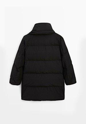 Schwarze Daunenjacke mit hohem Kragen, ausgestattet mit einem gesteppte Design, langen Ärmeln und einem lässigen Schnitt. Das Material wirkt glatt und wärmeisoliert.