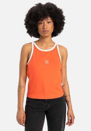 Oransje tank topp med hvit kant og et lite grafisk logo på forsiden. Mykt bomullsmateriale, tettsittende design og ermeløs stil.