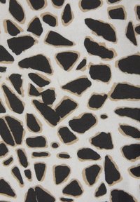 Stof met een witte achtergrond waarop een patroon staat van onregelmatige zwart gekleurde vormen met een bruine rand, die doen denken aan dierenvlekken. De textuur lijkt glad.