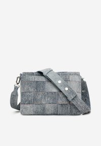 Borsa a tracolla in denim con design trapuntato, colore grigio, tracolla regolabile e bottoni a scatto per la chiusura.