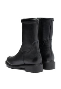 Mustat nahka nilkkashortsit, joissa on teksturoitu pinta, sileä pyöreä kärki ja takana vetoketju. Vankat lohkareet tarjoavat kustannustehokkuutta.