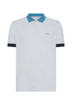 Polo in cotone grigio chiaro con colletto blu, accenti sulle maniche blu scuro, pattina con due bottoni e piccolo logo sul petto.